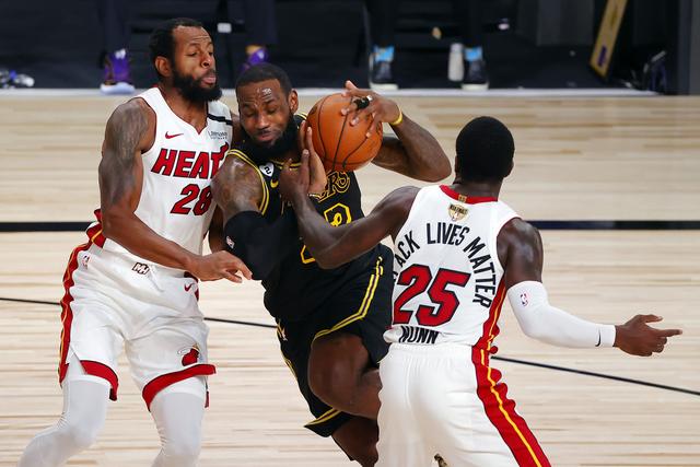 受了巨大的 受了巨大的